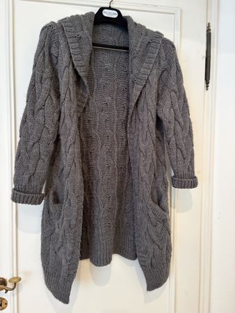 Graue, lange Damen-Strickjacke mit Zopfmuster, Grösse S/M