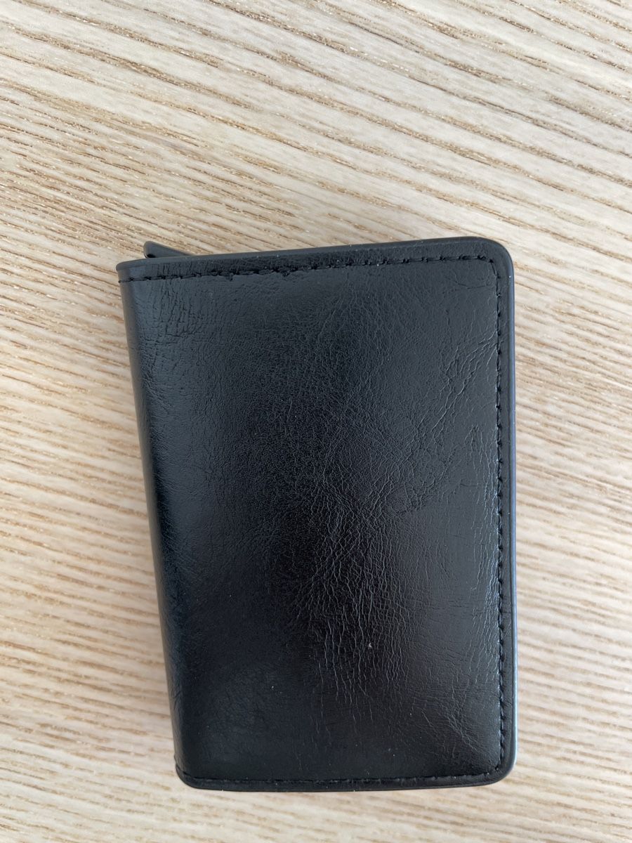 Brieftaschen: Kreditkartenhalter/Portemonnaie – Neu und originalverpackt aus Pieterlen von JK99