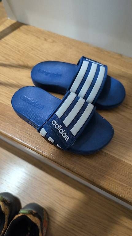 Chaussures garçon: Adidas Schlappe Gr 27  – D'occasion à Gwatt (Thun) par Kata1978 1