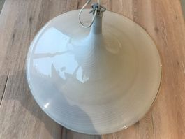 Schöne Design weisse Hängelampe Durchmesser 64,5 cm bis 70er