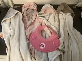 Lot linges, cap, tablier et peignoir pour bébé-enfant 