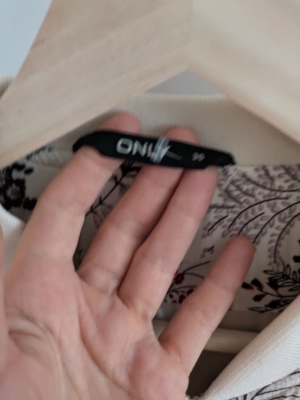 Only Jacken: Bomberjacke ONLY blumenmuster Grösse 34  – Gebraucht aus Rorschach von olg_5qq2 4