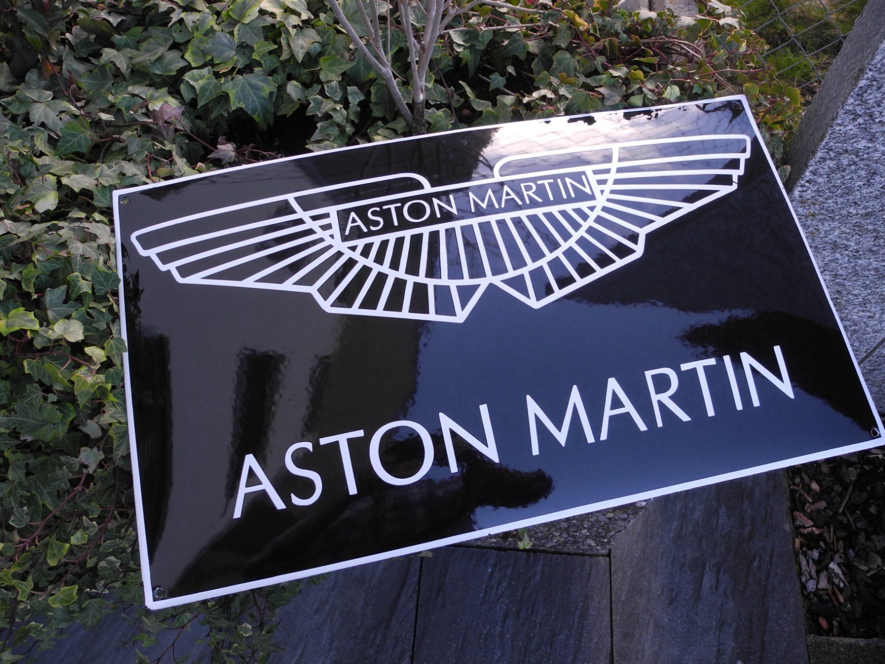 Aston Martin Insegne: ASTON MARTIN EMAILSCHILD – Nuovo (secondo la descrizione) da Reinach AG venduto da Huckleberrysix