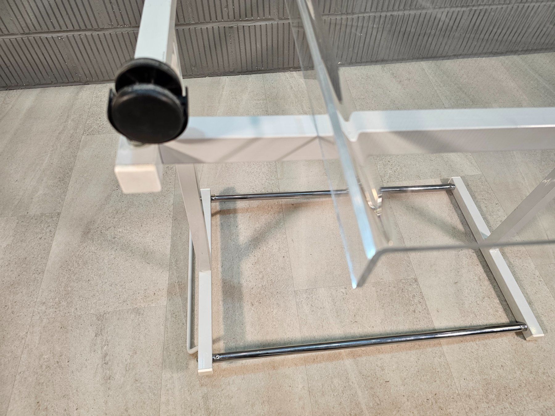 Carrelli di servizio: Service Wagen Plexiglas Industriedesign Rollwagen Trolley – Usato da Nottwil venduto da Wondewa-Shop 4