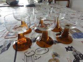 Seltene Römer Weingläser mit braunem Fuss