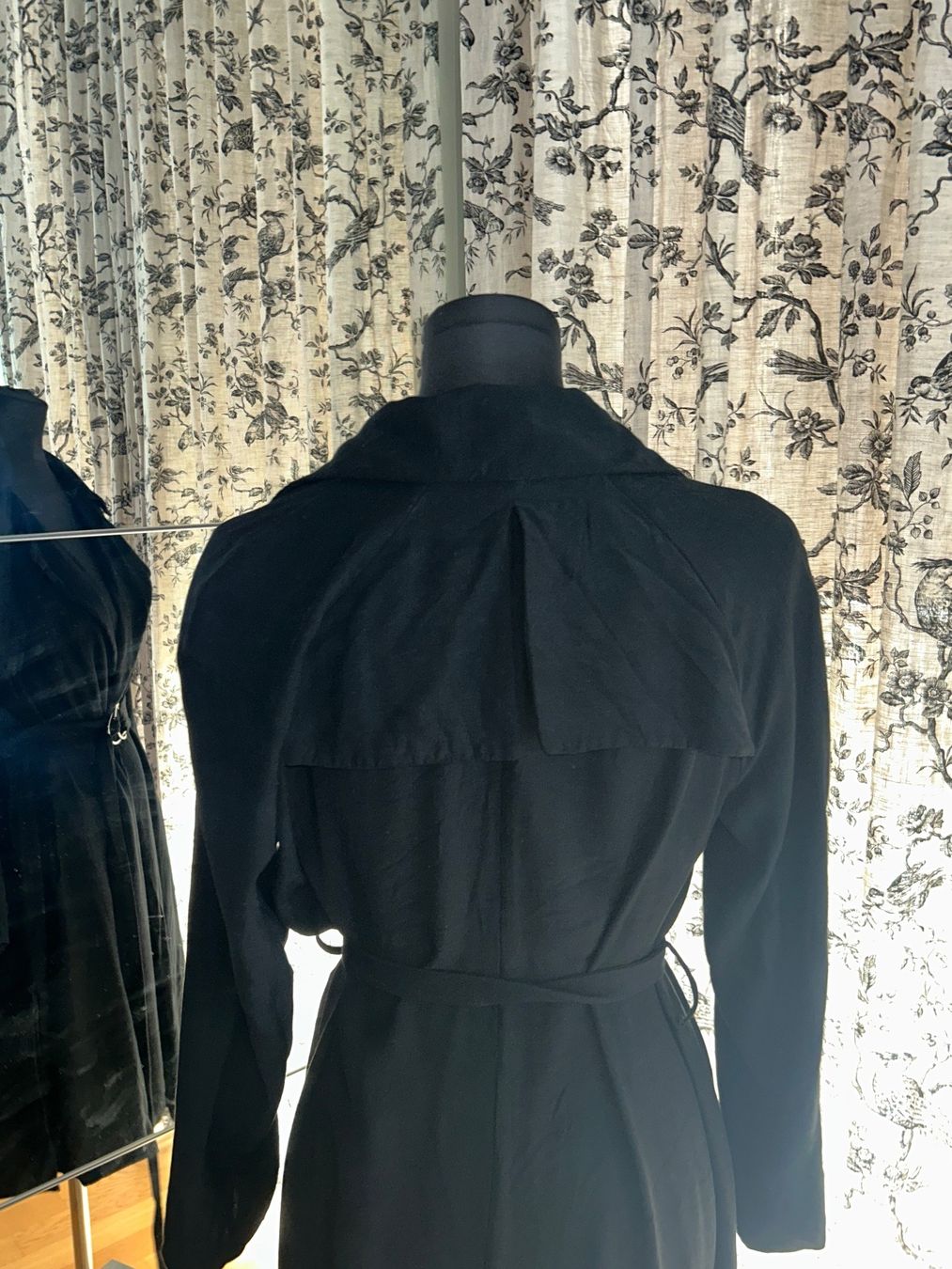 Cappotti: TRENCHCOAT/MANTEL SCHWARZ – Usato da Luzern venduto da Suneha 3