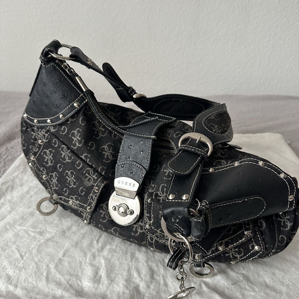 Guess Borse da donna: Guess Vintage Monogram Hand Bag – Usato da Givisiez venduto da dor_xb9k 2