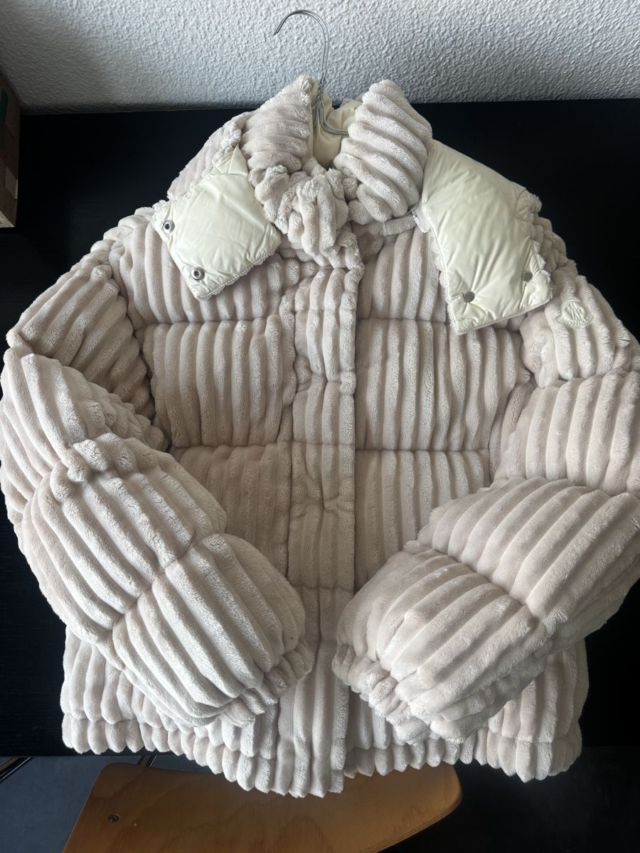 Moncler Giacche: RARE Moncler Down Jacket - Plush Corduroy, Size 1 – Nuovo (secondo la descrizione) da Zürich venduto da forestF4iry 1