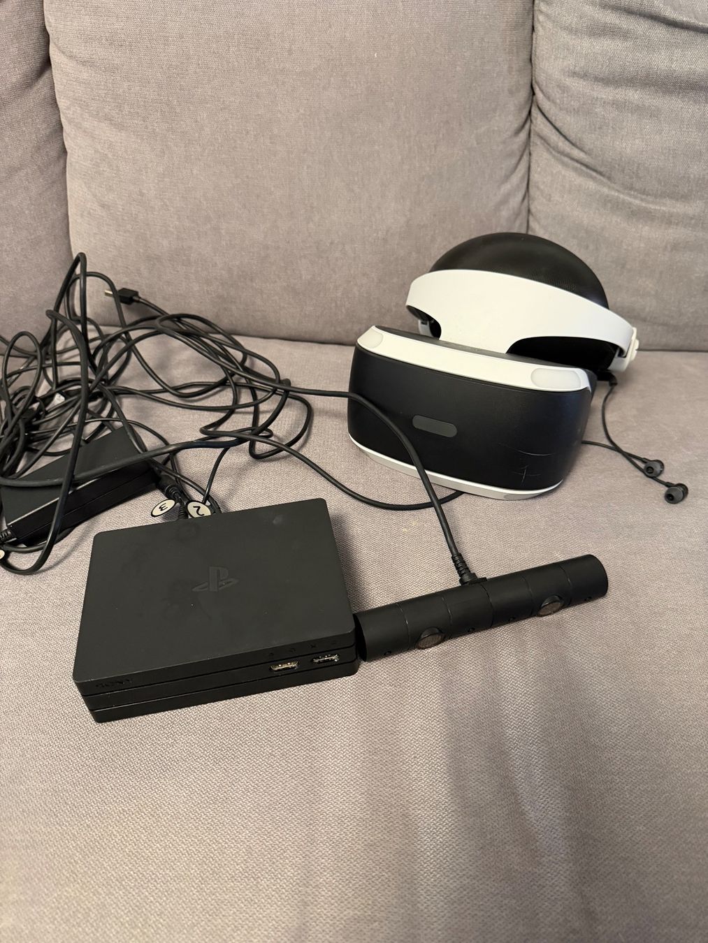Sony Konsolen: PS 4 Camouflage + 2 Controller + VR1 Brille – Gebraucht aus Langnau am Albis von adi_fd6d 1