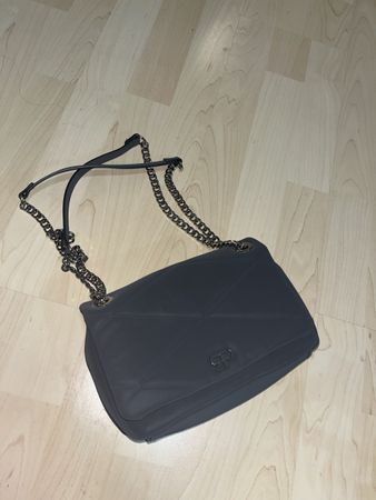 Graue Umhängetasche mit Silberkette