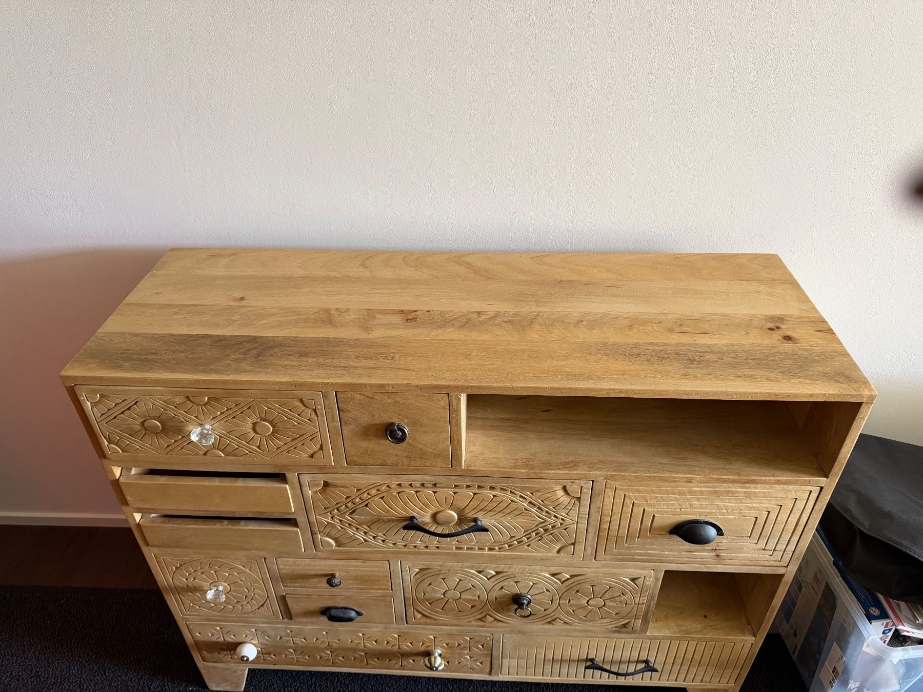 Livique Cassettiere: Holz Sideboard mit Schnitzereienrl – Usato da Oberägeri venduto da kaitanja 3
