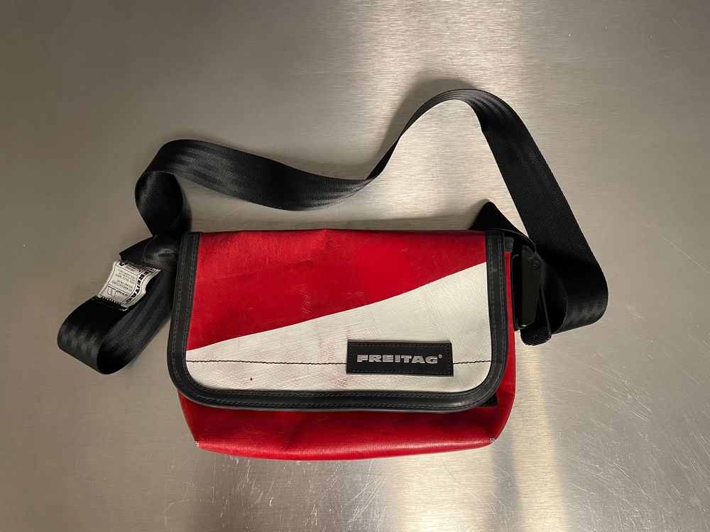 FREITAG F39 メッセンジャーバッグ 赤/白 FREITAG F39 メッセンジャーバッグ 赤/白 Crossbody messenger bags