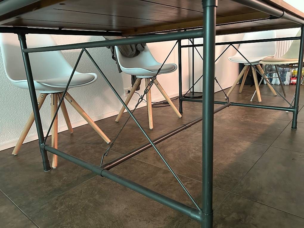 Tavoli: Grosser Holztisch mit Eisengestell – Usato da Basel venduto da zho_dd7w 3