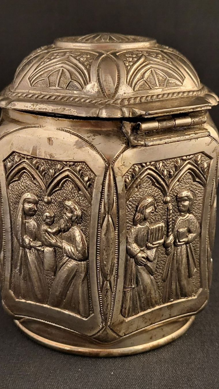 Figurines: Metall-Dose mit Relief – D'occasion à Basel par spinne02 2