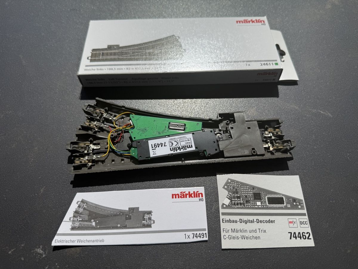 Märklin Modellini di ferrovie: MÄRKLIN C-Gleis Weiche digitalisiert – Usato da Seltisberg venduto da doosie_ch 1
