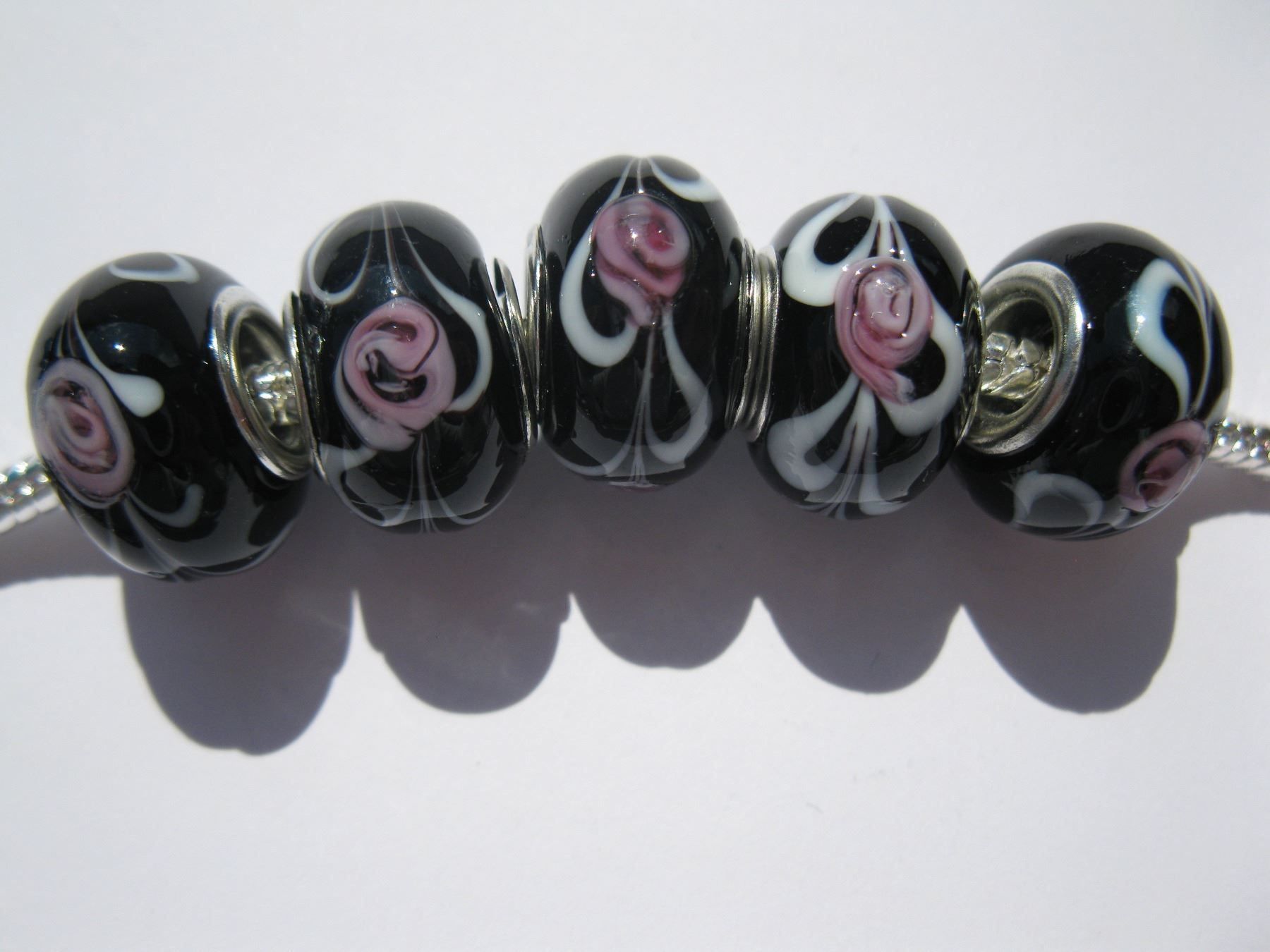 Perlen (unechte): 2 Grosslochperlen, Glas Beads schwarz mit Blume – Neu und originalverpackt aus St. Margarethen TG von LuanaKa 1