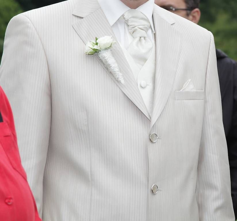 Sakko Costumes, combinaisons de sport et fonctionnelles: Hochzeitsanzug beige/hell Gr. 50 – D'occasion à Goldau par Chrieseli4
