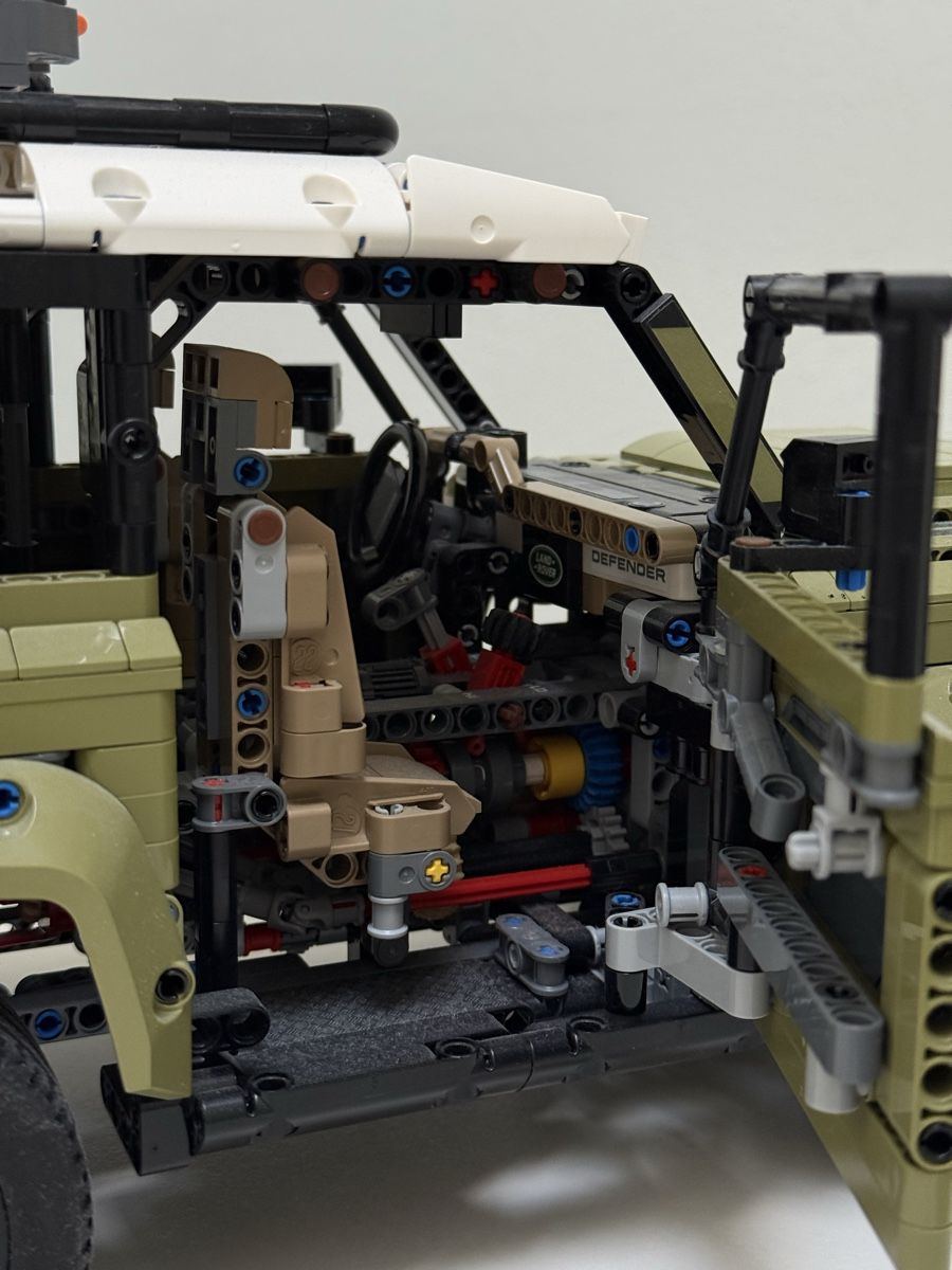 Land Rover Voitures modèles: LEGO Technic Land Rover Defender 42110 assembled – D'occasion à Lufingen par colinluetzelschwab 3