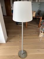 Elegante Stehlampe mit weissem Schirm - Top Zustand!