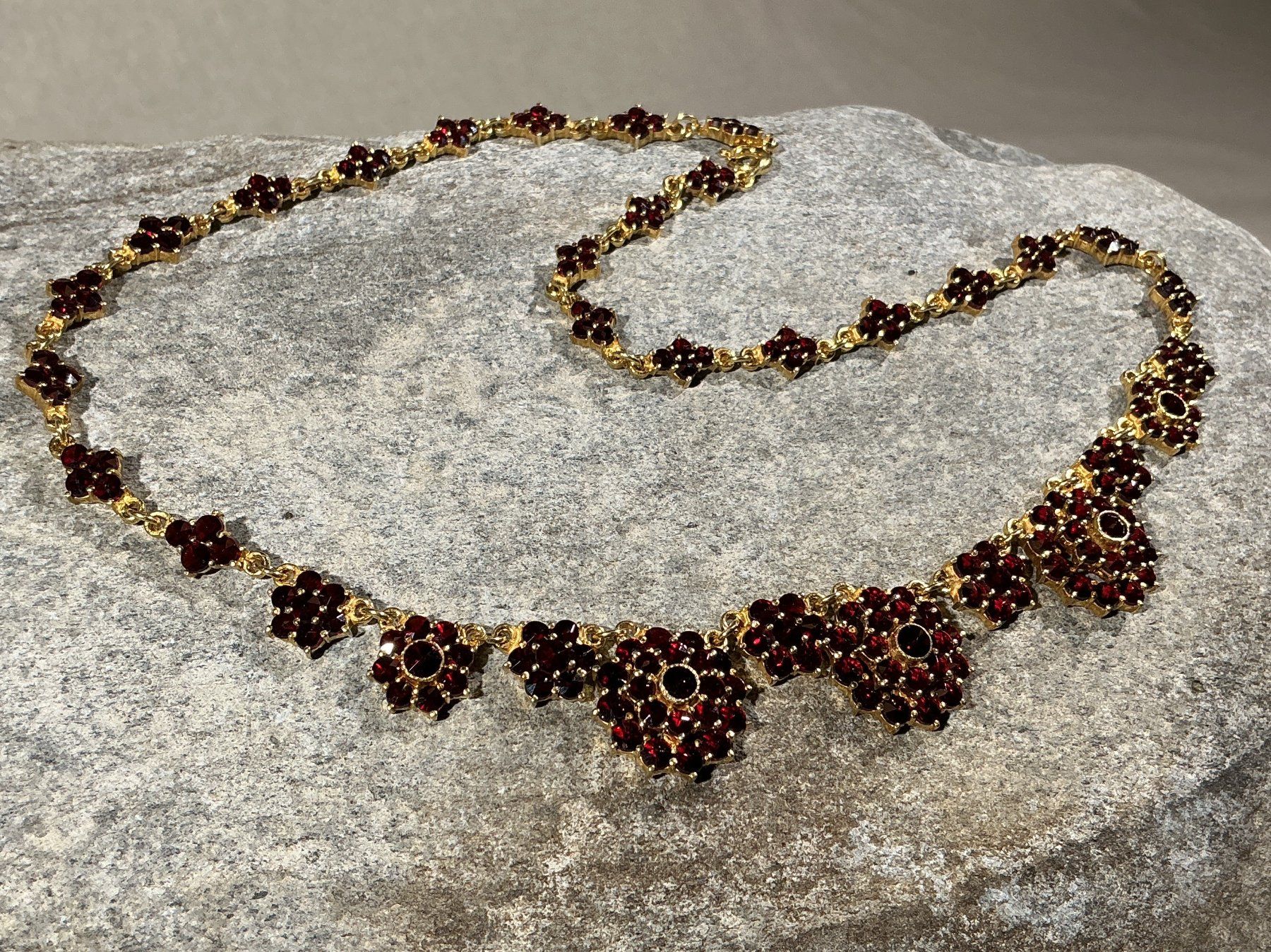 Catenine: BÖHMISCHER GRANATSCHMUCK Halskette – Nuovo (secondo la descrizione) da Richterswil venduto da Restwert_Richterswil