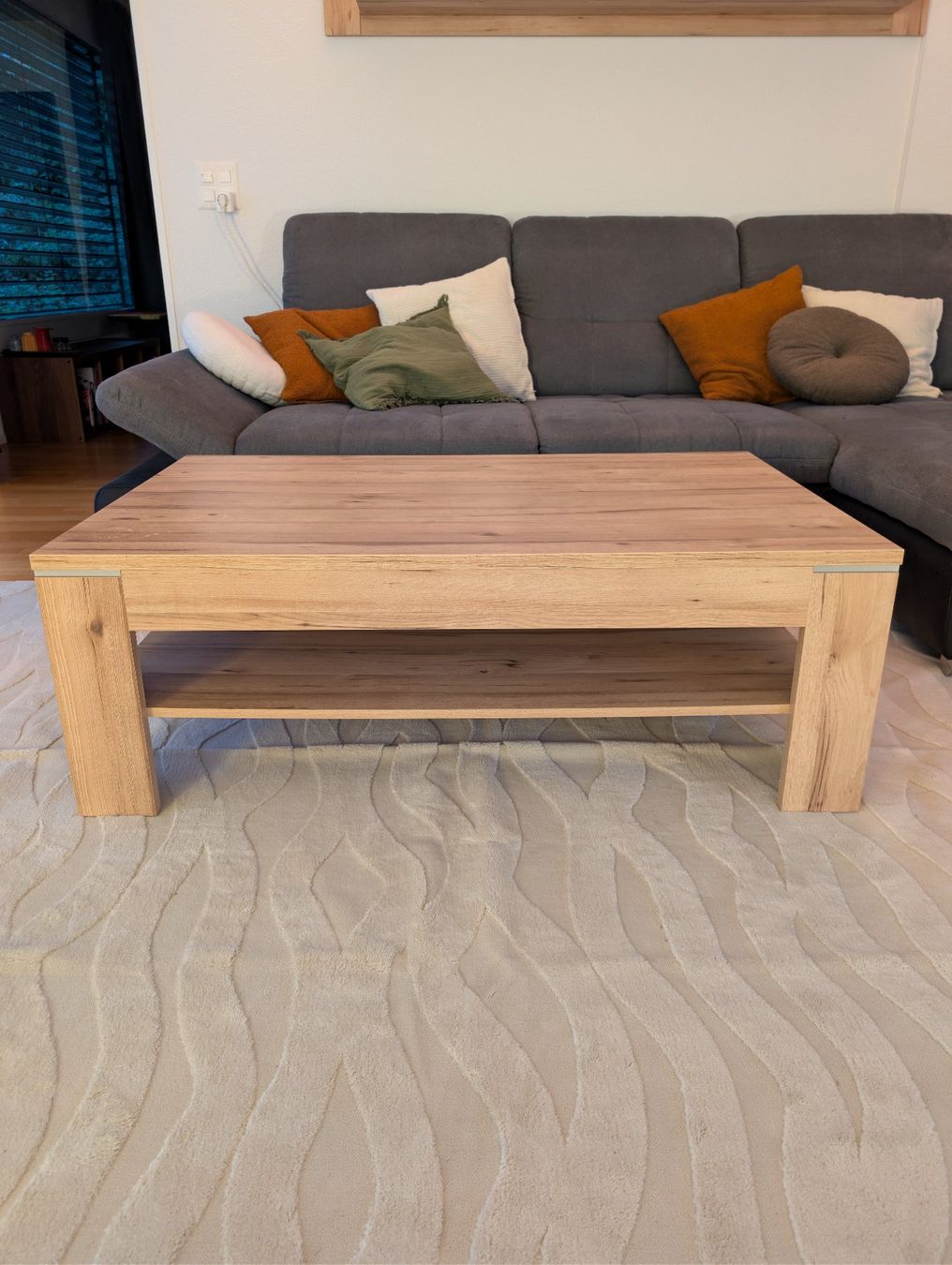 Tische: Couchtisch in natürlicher Eiche-Optik mit Ablage – Gebraucht aus Wädenswil von Victorious_B.I.G. 2