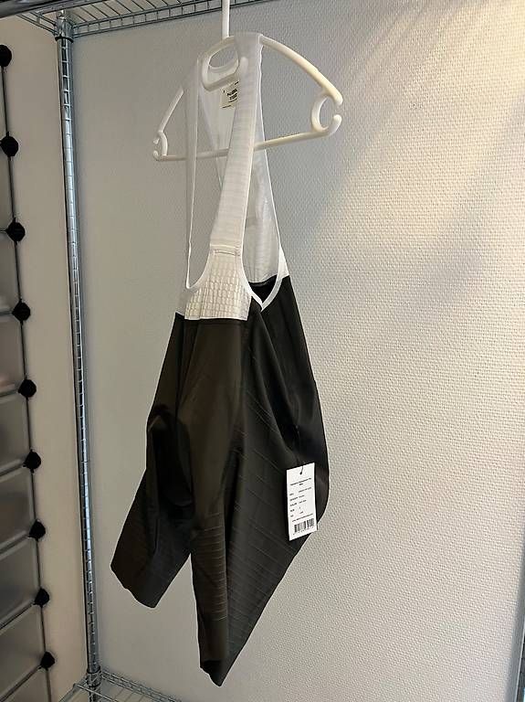 Pas Normal Studios Pantalons: Pas Normal Studios Mechanism Pro Bib Dark Olive Women – Neuf avec emballage d'origine à Luzern par bia_7rhv 3
