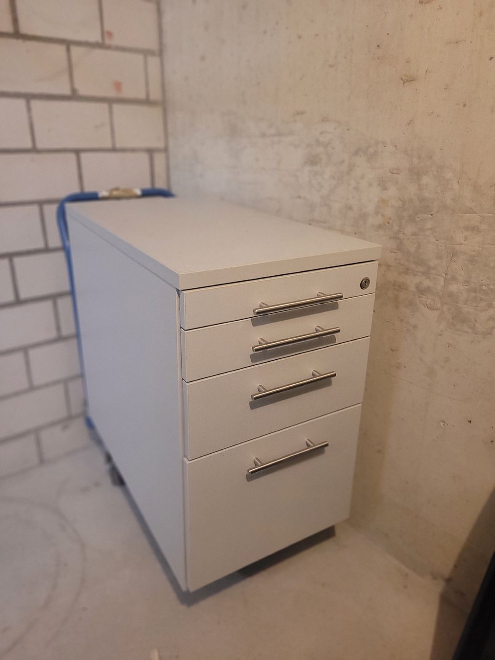 Commodes: Rollcontainer 3 Schubladen mit Schloss grau – D'occasion à Hünenberg par nviert 1