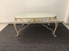 Alter Couchtisch mit Glasplatte