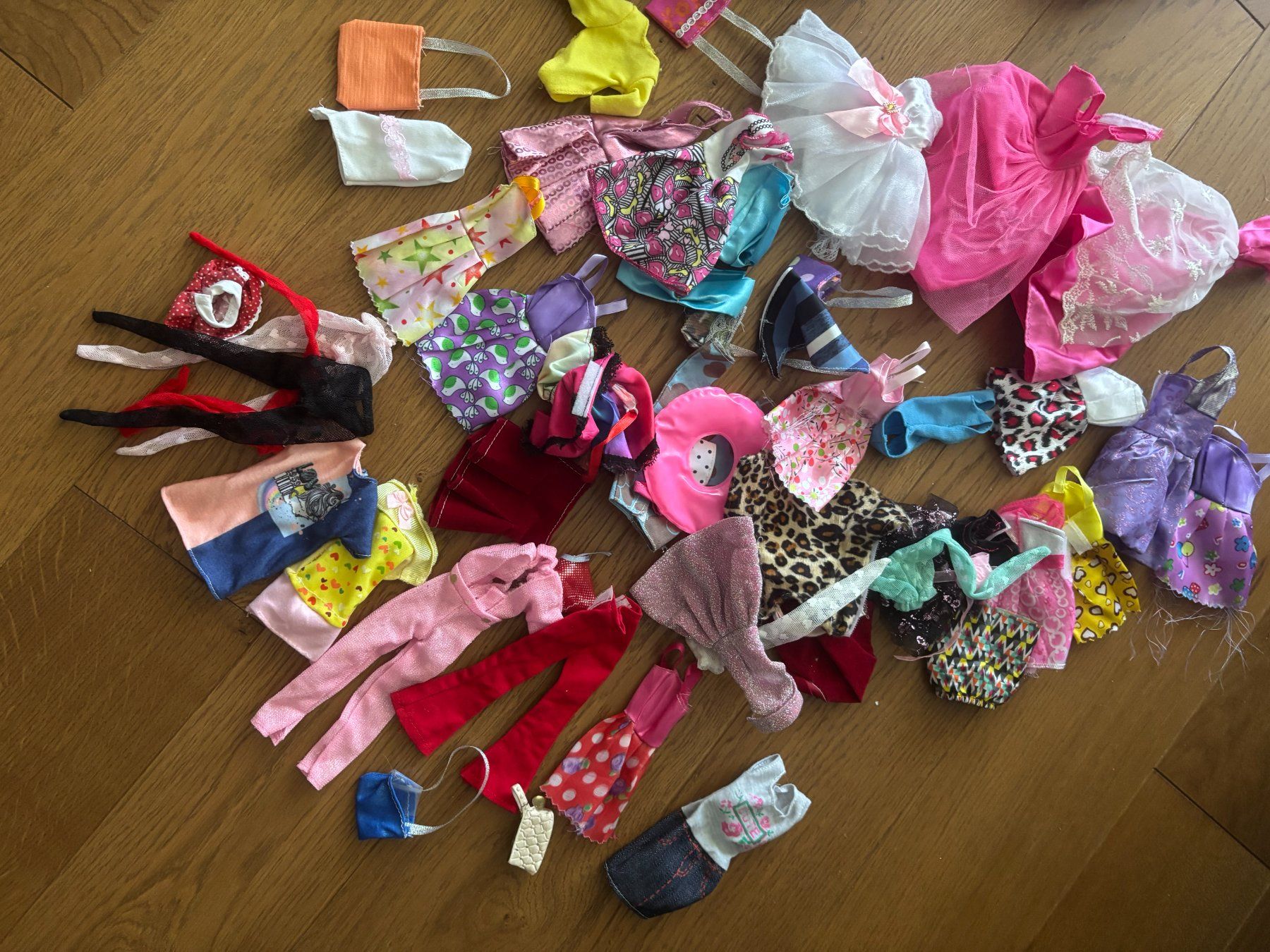 Bambole: poupées Barbie avec vetements – Usato da Geneve venduto da ann1954 2