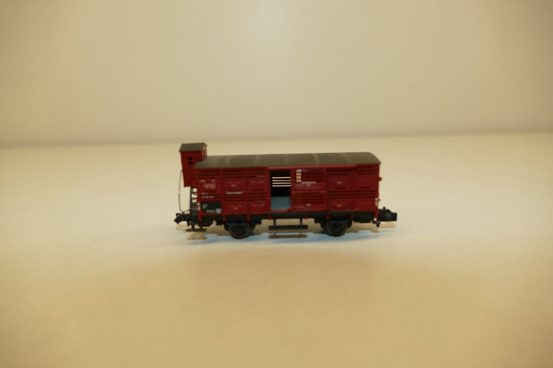 Fleischmann Modellini di ferrovie: Fleischmann N: DB Güterwagen mit Bremshaus – Nuovo (secondo la descrizione) da Niederhasli venduto da rail-duerst