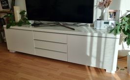 Weisses TV-Möbel / Lowboard – stabil & viel Stauraum