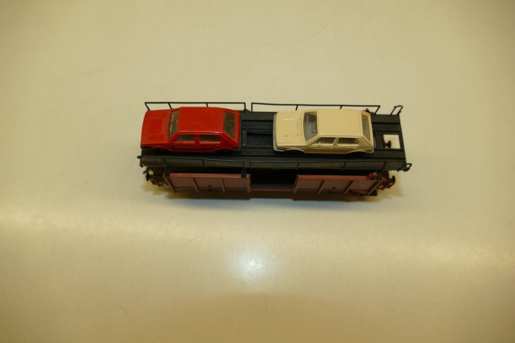 Fleischmann Modellini di ferrovie: Fleischmann H0: DB Autotransportwagen mit 4xPKW – Usato da Niederhasli venduto da rail-duerst 5