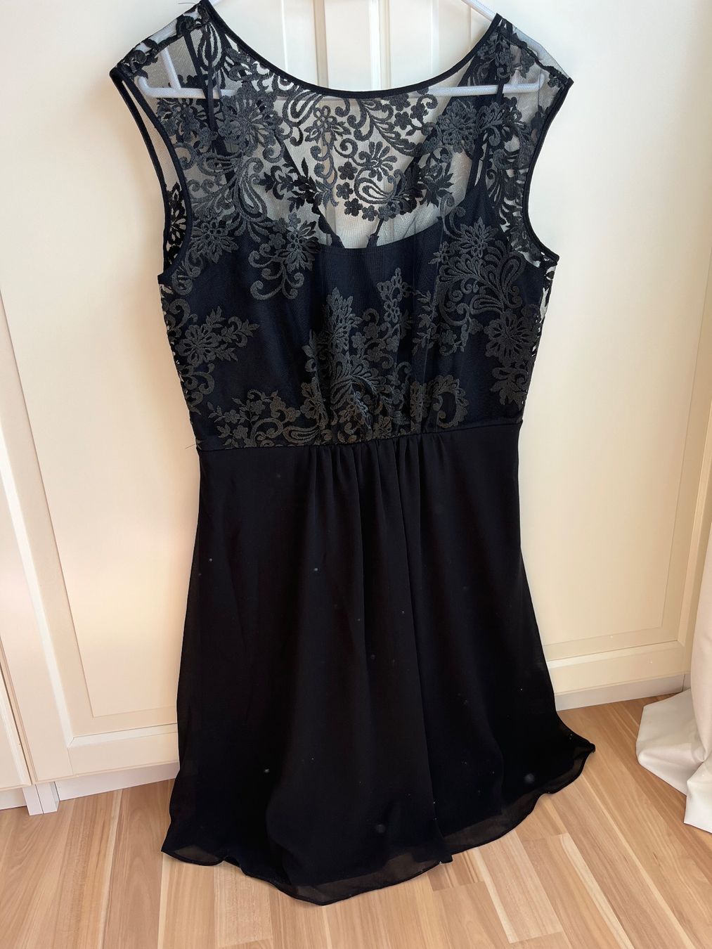 Vestiti: Schönes elegantes schwarzes Kleid. Neu – Nuovo e nell'imballaggio originale da Oetwil an der limmat venduto da Sual 1