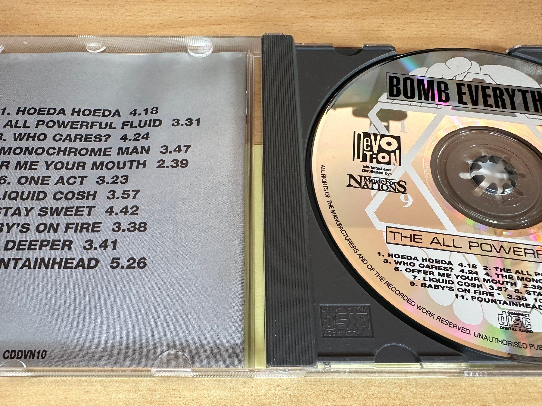 CD: Bomb Everything – The All Powerful Fluid – Usato da Rikon im Tösstal venduto da Alpenmutz 2