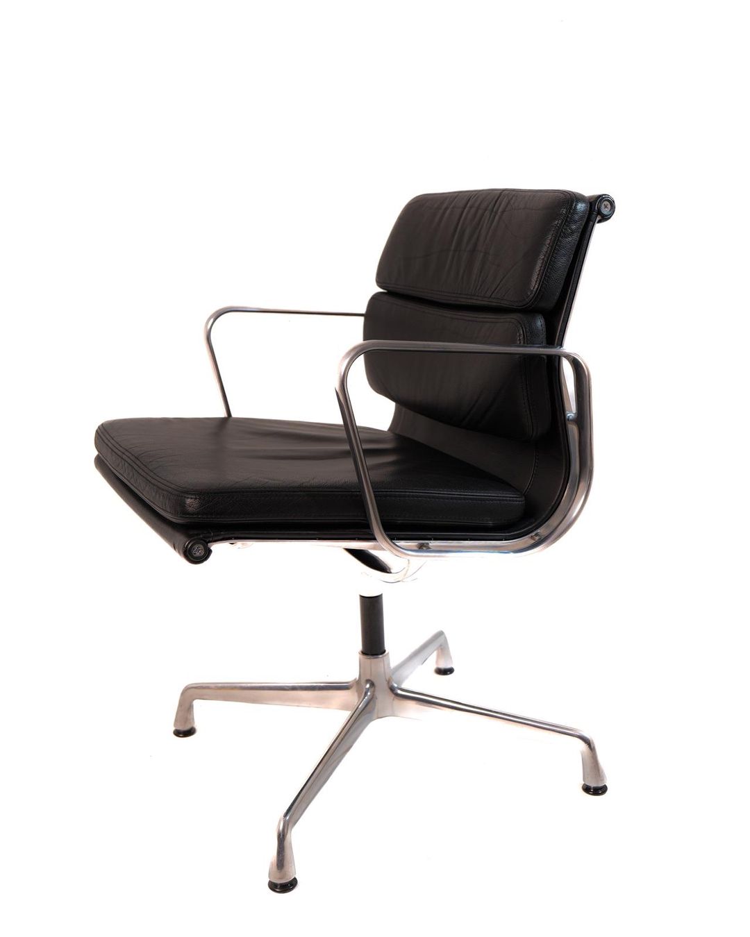 Vitra Stühle: Eames EA Softpad, Leder schwarz, Top Zustand! – Gebraucht aus Augst BL von Nextl00p