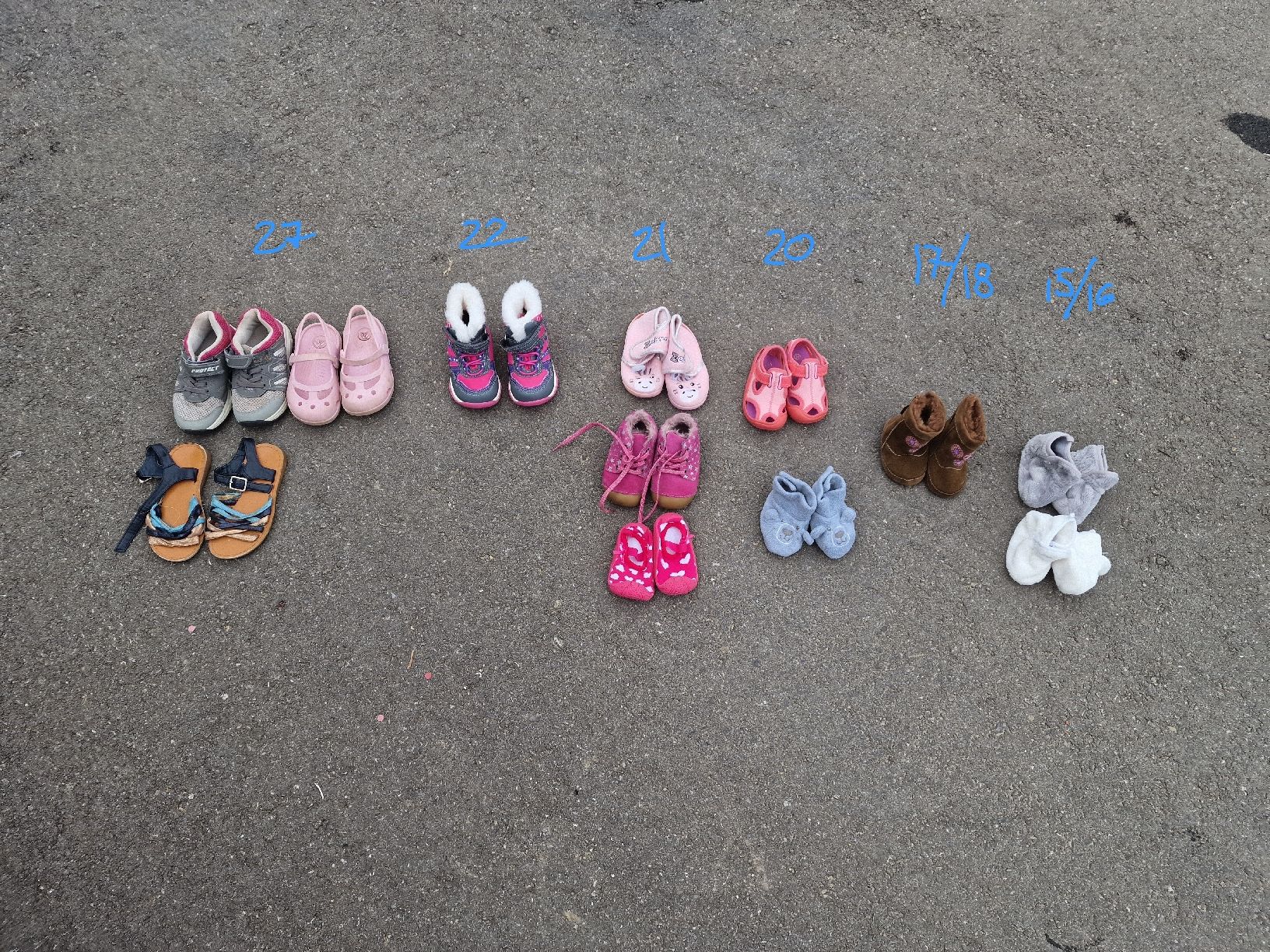 Scarpe per ragazzi: Lot de chaussures bébé tailles diverses – Usato da Chapelle (Broye) venduto da Ryzix