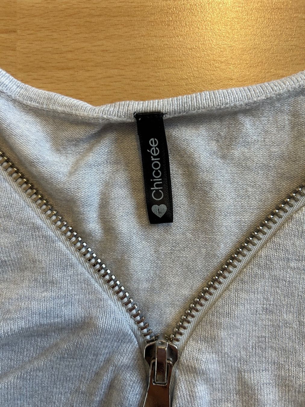 Maglioni & Felpe: Pullover grau mit silbernem Reissverschluss Grösse L – Usato da Biel/Bienne venduto da SandraDG 1