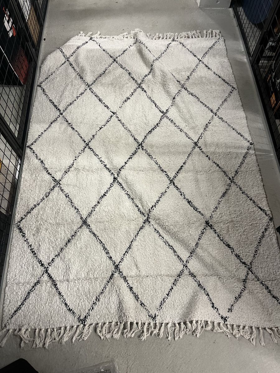 Tappeti: Rug white diamond pattern with fringe used condition – Usato da Zürich venduto da joa_6rq6