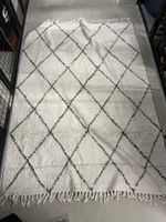Rug white diamond pattern with fringe used condition
