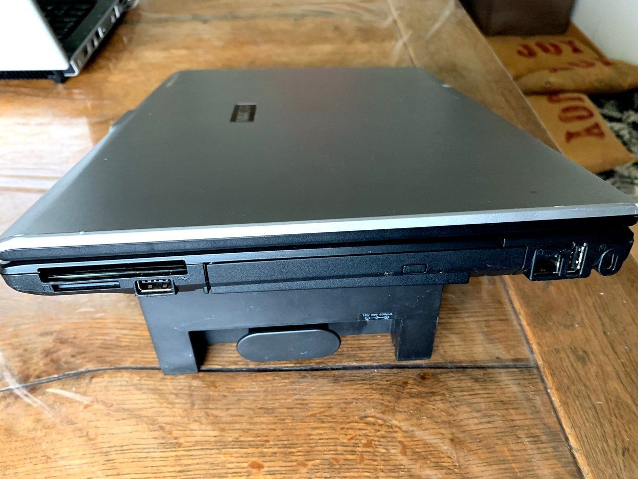Notebook: MAXDATA Model: PR06100IW. Laptop startet nicht. Für Teile. – Usato da Emmen venduto da newdeal1970 5