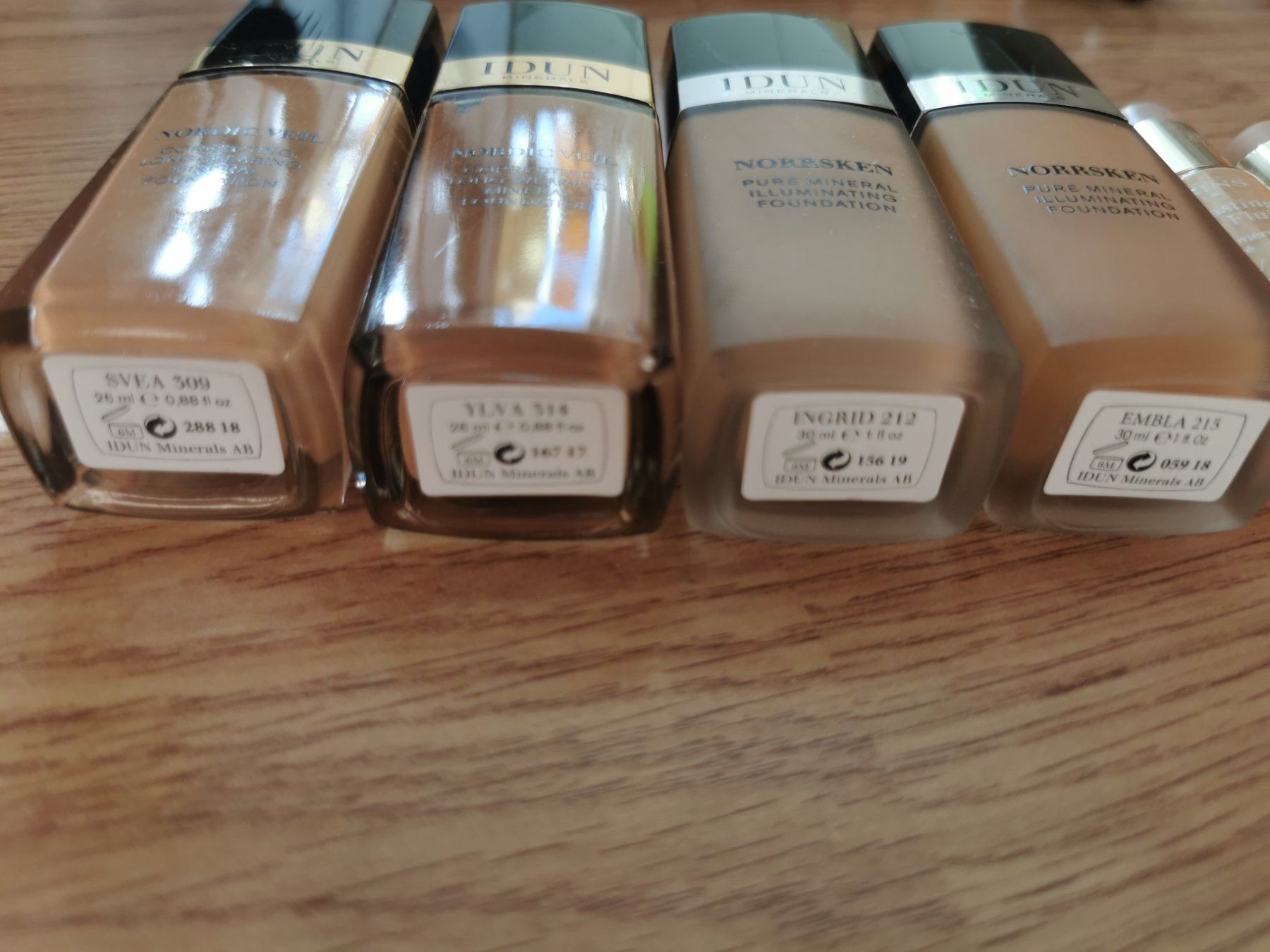 Make-up: 6 Hochwertige Foundation-Cremes – Usato da Schlieren venduto da vla_9m75 1