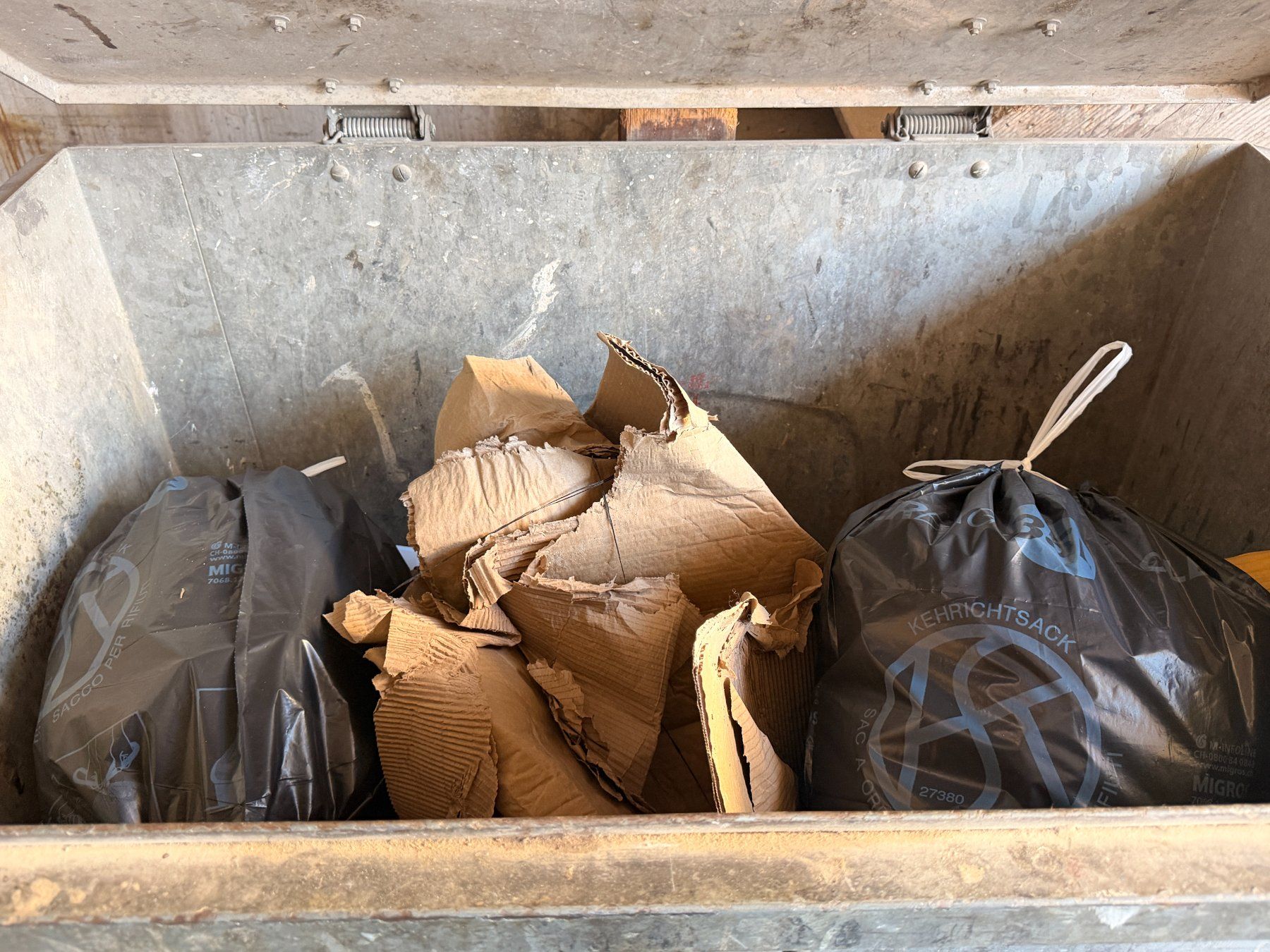 Sonstiges für Büro & Gewerbe: Container (Lot 115) 6017 Ruswil – Gebraucht aus Bäriswil von WWYN-AUKTIONEN 4