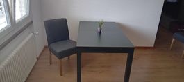 Esstisch ausziehbar schwarz Holz, 1 Stuhl grau 