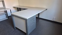 Schreibtisch mit passendem Schreibmaschinentisch
