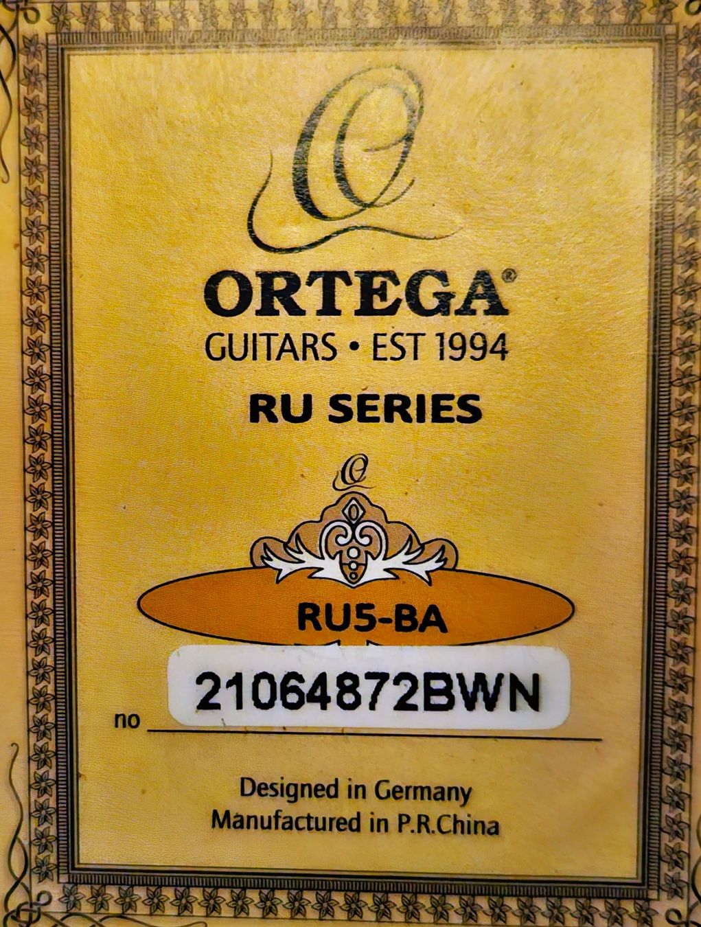 Musikinstrumente: Bariton-Ukulele ORTEGA ohne Etui NEU – Neu und originalverpackt aus Wöschnau von Musikhaus-Luethy5012 8