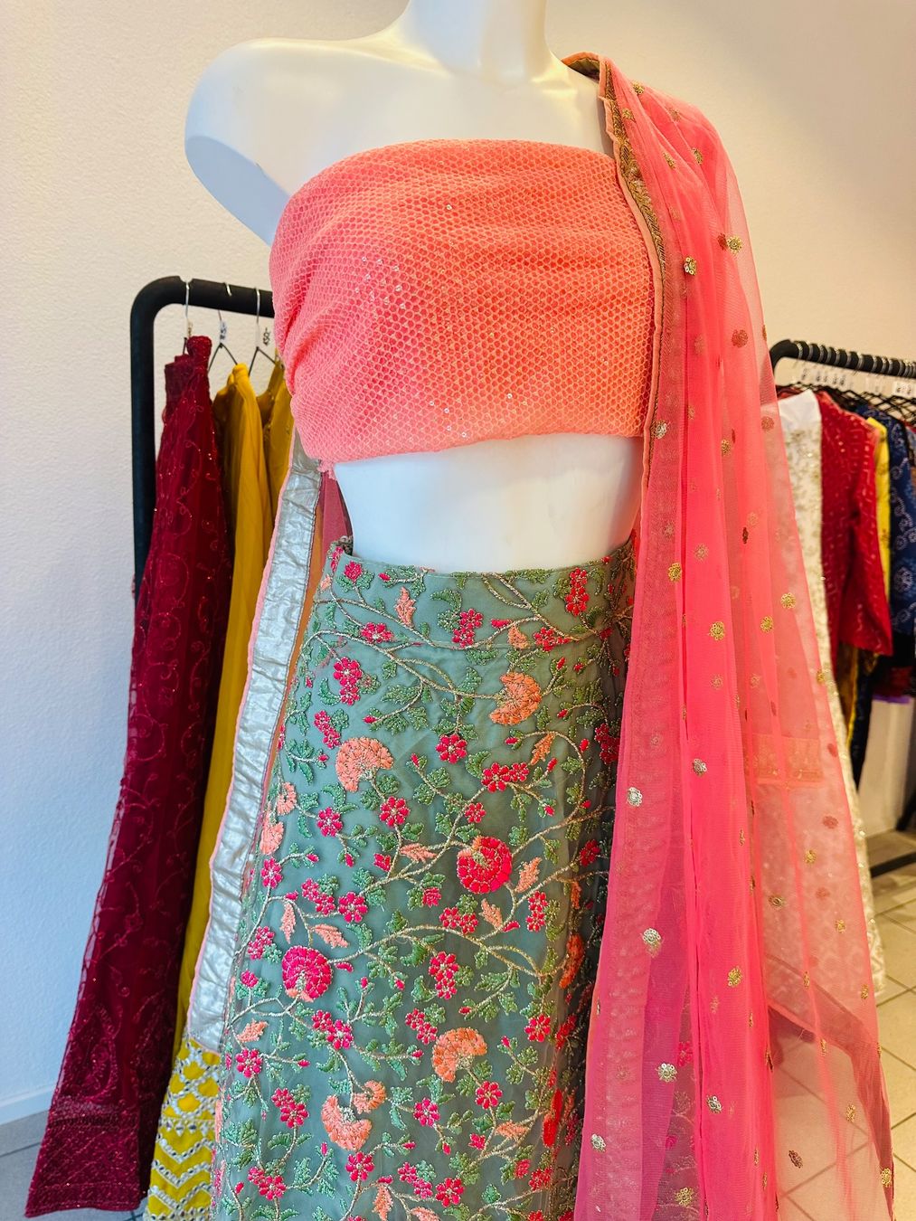 Vestiti: Elegantes Lehenga Choli Set – Nuovo e nell'imballaggio originale da Burgdorf venduto da LittleNora 3