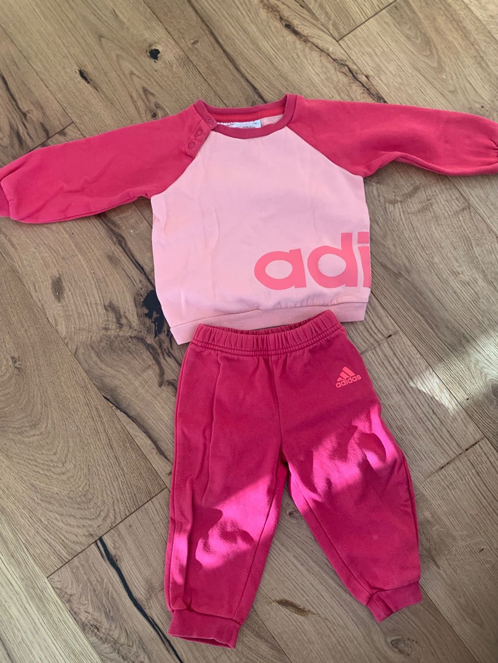 Adidas Kleiderpakete & -sets: Baby Adidas Trainer Grösse 80 – Gebraucht aus Ebikon von Dorfschmid