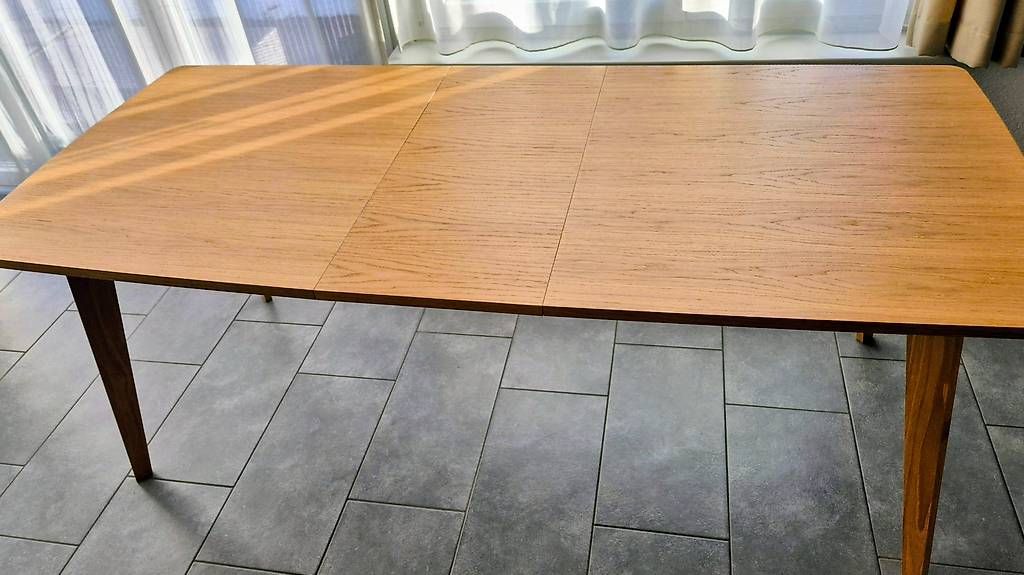 Tavoli: Table à manger en bois, rallonge intégrée, prix à discuter – Usato da La Chaux-de-Fonds venduto da danydeneuch