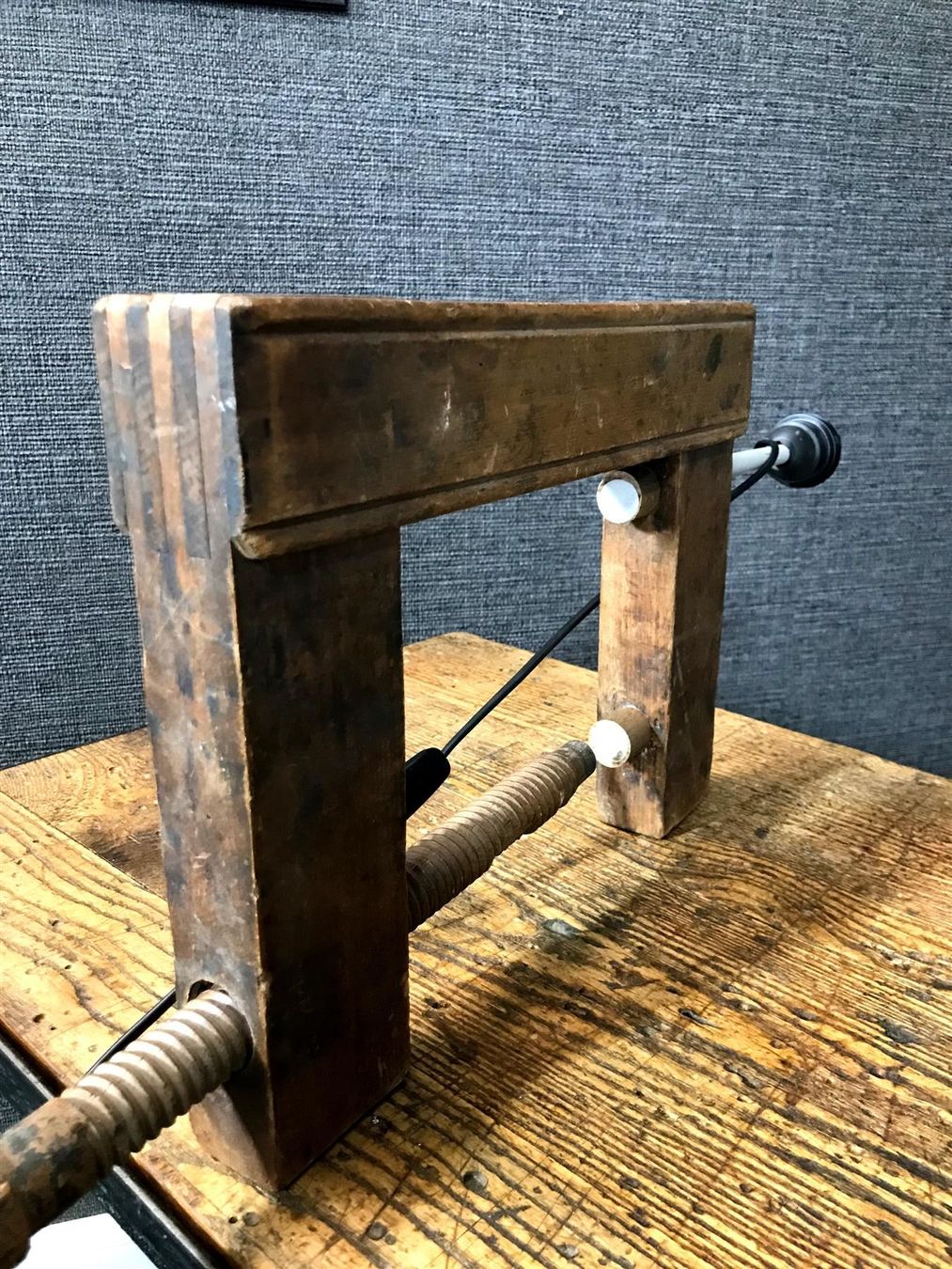 Lampade: Lampe aus antiker Schraubzwinge – Usato da Laufenburg venduto da industrial-silence 6