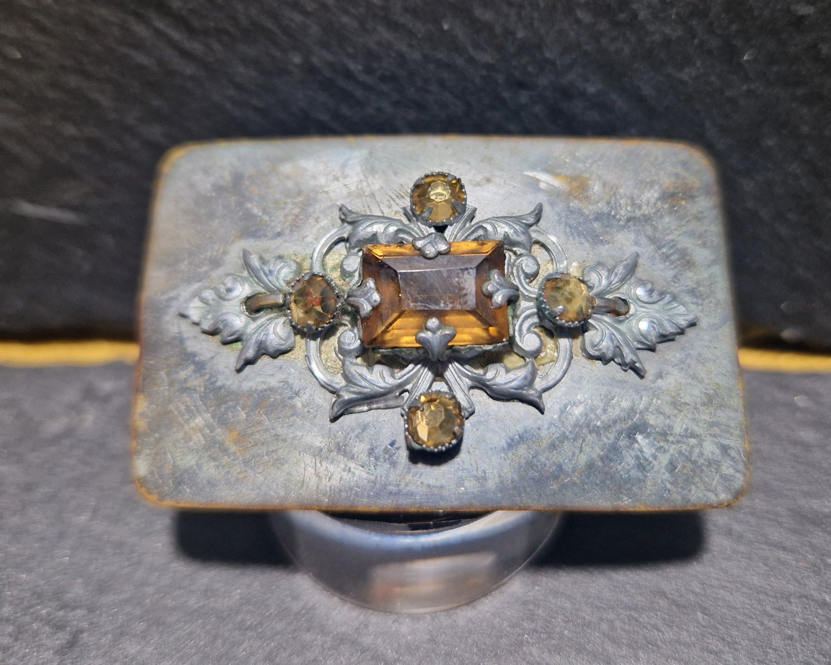 Broschen & Nadeln: Brosche mit bernsteinfarbenem Glasstein – Gebraucht aus Winterthur von Sadega